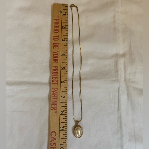 Vintage 1983 Avon Feminine Faux Pearl And Baguette Rhinestone Pendant Necklace - Picture 5 of 8